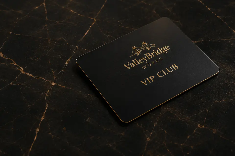 Karta VIP Club ValleyBridgeWorks na eleganckim marmurowym stole